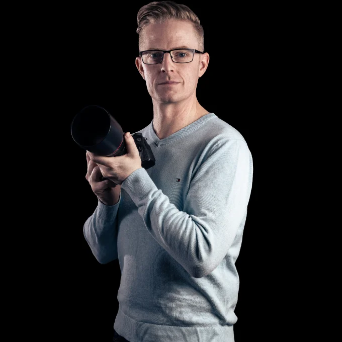Markus Ramsperger mit einer Kamera in der Hand.